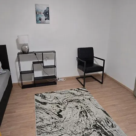 3 In - Free Parking - Self Check In Apartment