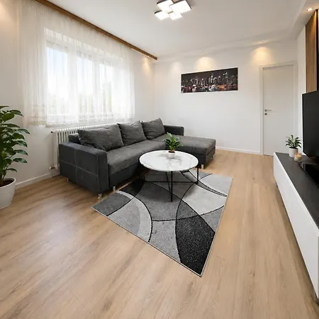 3 In - Free Parking - Self Check In Apartment *