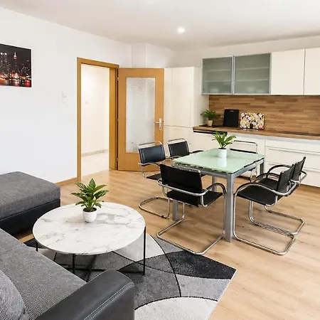3 In - Free Parking - Self Check In Apartment